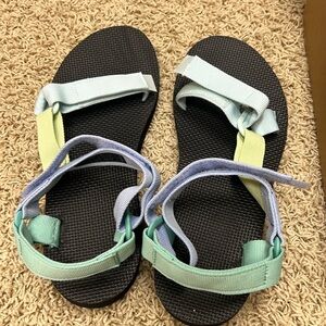 New in box teva size 9